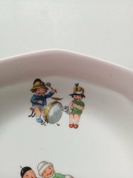 Assiette d'enfant porcelaine